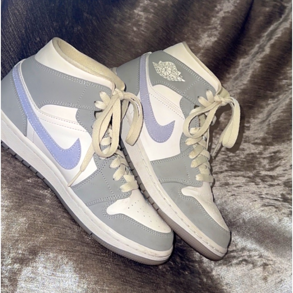 Jordan 1 Mid
Wolf Grey Aluminum